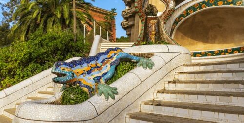 Explora la fascinante Escalinata del Dragón En busca de la emblemática salamandra de Gaudí en el Parque Güell