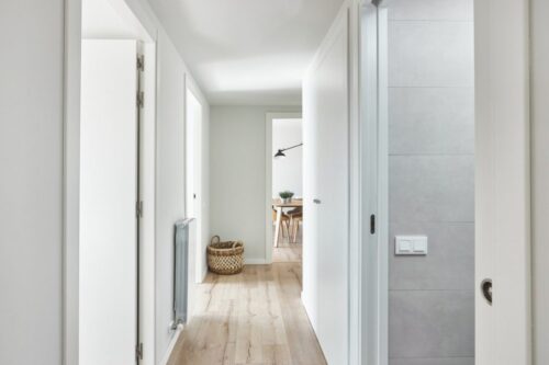 10 armarios perfectos para tu pasillo estrecho Beneficios de los armarios de pasillo