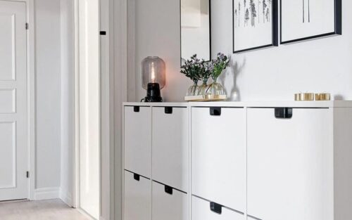 10 armarios perfectos para tu pasillo estrecho 2. Estanterías flotantes: