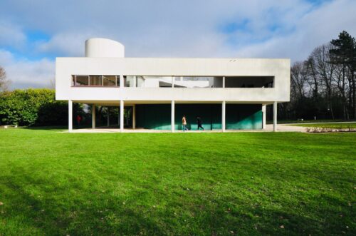 Explorando la influencia del Centro Heydar Aliyev en la sociedad y la economía.