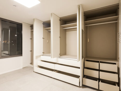 10 Mini Closets Modernos para Espacios Pequeños Optimiza tu espacio con estos creativos diseños para mini closets