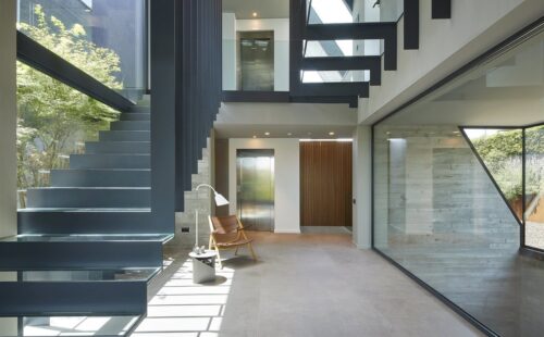 10 Ideas de Muebles para Entradas y Recibidores con Estilo 1. Iluminación adecuada: