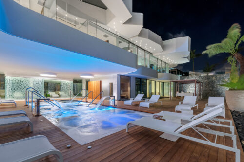 - Hotel Royal Hideaway Corales Suites en Tenerife: Todo lo que necesitas saber- Descubre la elegancia de Royal Hideaway Corales Suites en Tenerife- Royal Hideaway Corales Suites: Tu escapada de lujo en Tenerife Características principales: