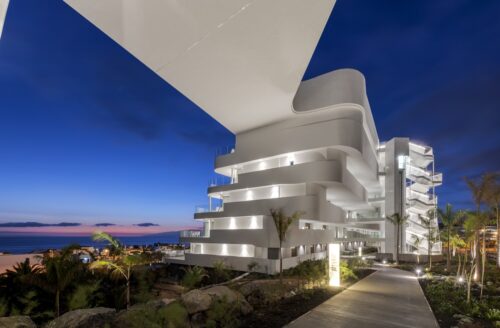 - Hotel Royal Hideaway Corales Suites en Tenerife: Todo lo que necesitas saber- Descubre la elegancia de Royal Hideaway Corales Suites en Tenerife- Royal Hideaway Corales Suites: Tu escapada de lujo en Tenerife Características principales: